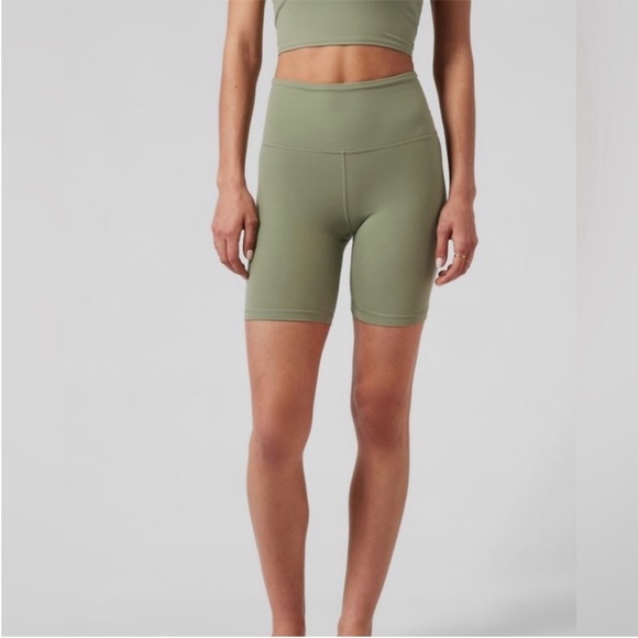 NWT Athleta Ultra High Rise Elation 7” Short Eucalyptus Green Bike Biker XXS - Picture 1 of 6